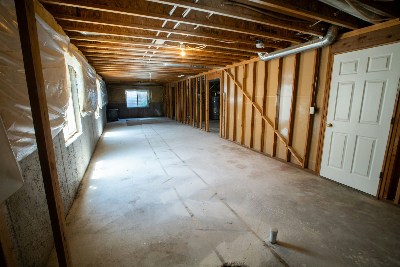 Finition de sous-sol à Laval — charpente et construction en cours