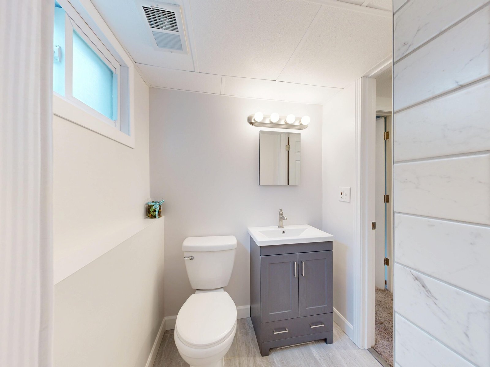 Salle de bain au sous-sol à Laval — douche, vanité et céramique