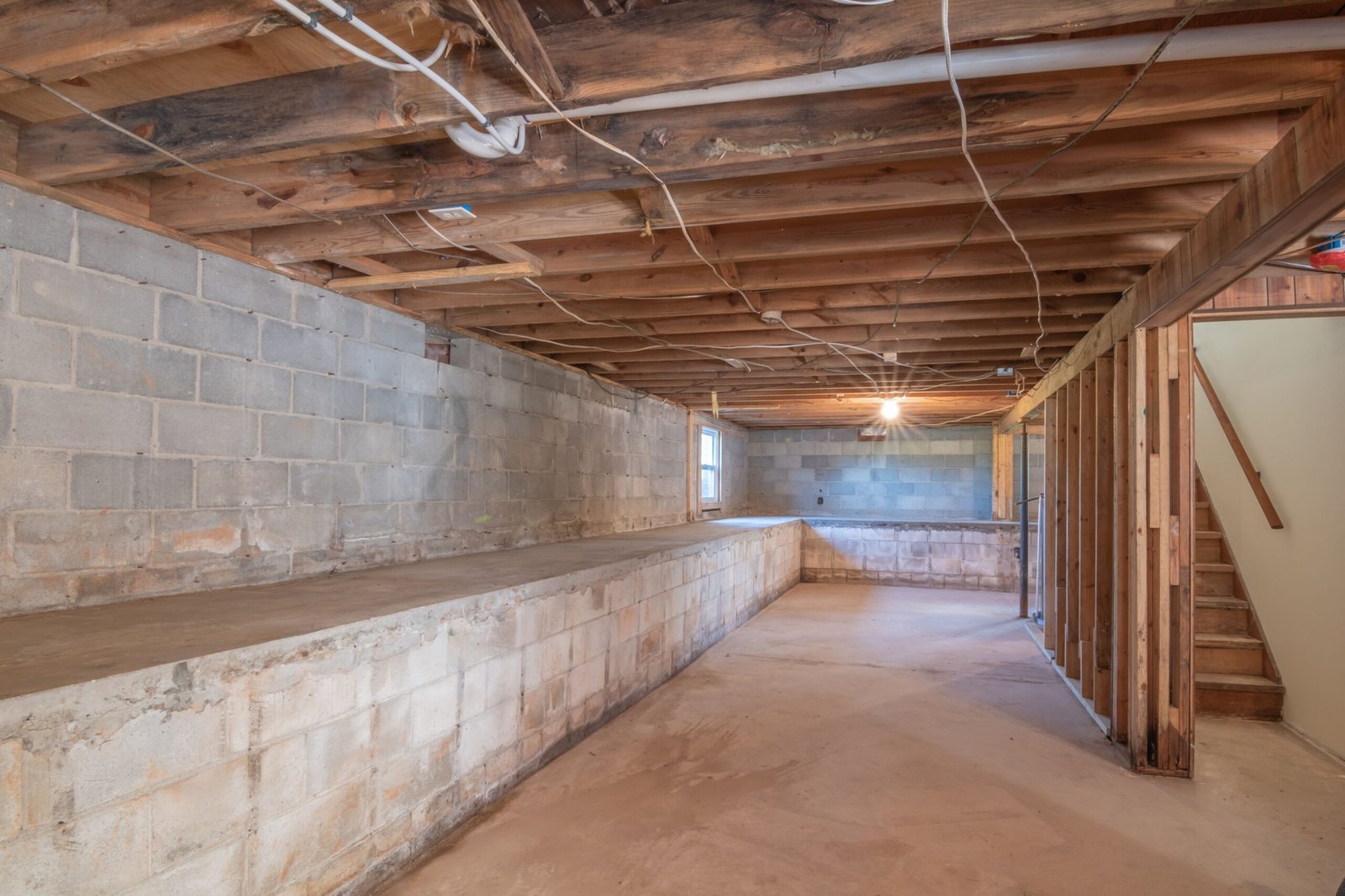 Sous-sol non fini en béton avant rénovation à Laval